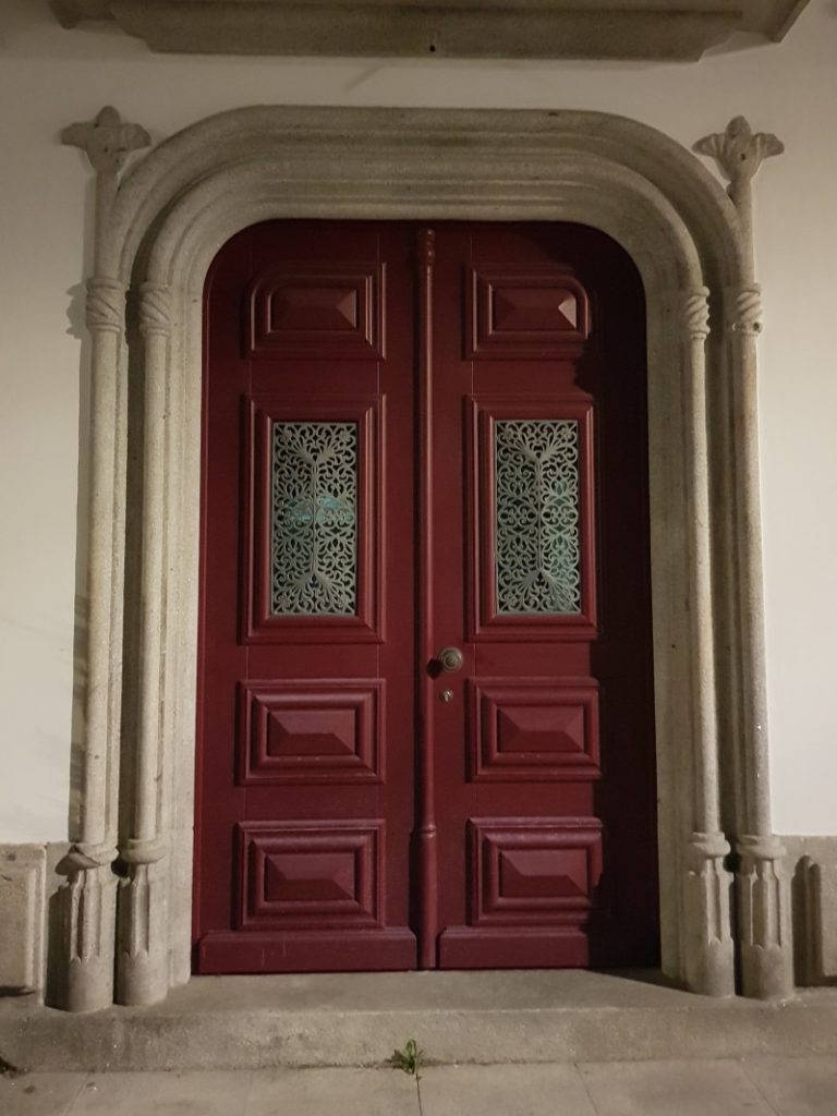 eine alte, dunkelrote Tür in Viana (Portugal)
