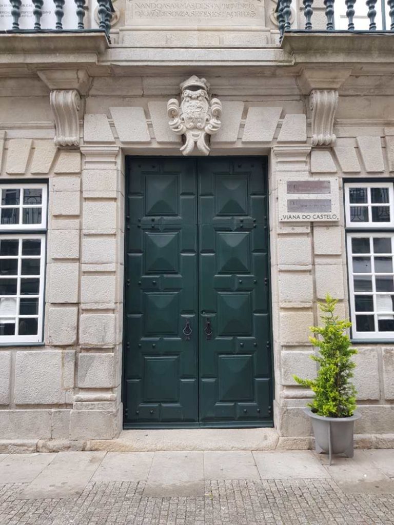 eine dunkelgrün gestrichene alte Holztür in Viana (Portugal)