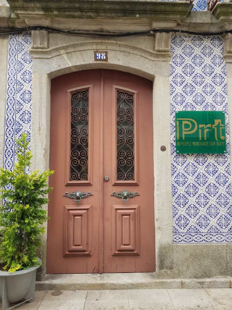 eine historische braune Eingangstür mit aufwändigen Beschlägen (Portugal)