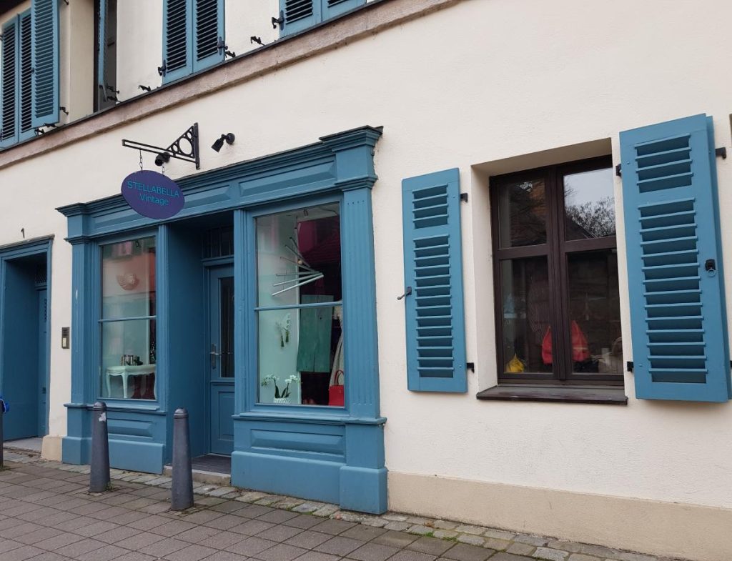 eine alte, blau gestrichene Schaufensterfront und Fenster mit Läden in Erlangen