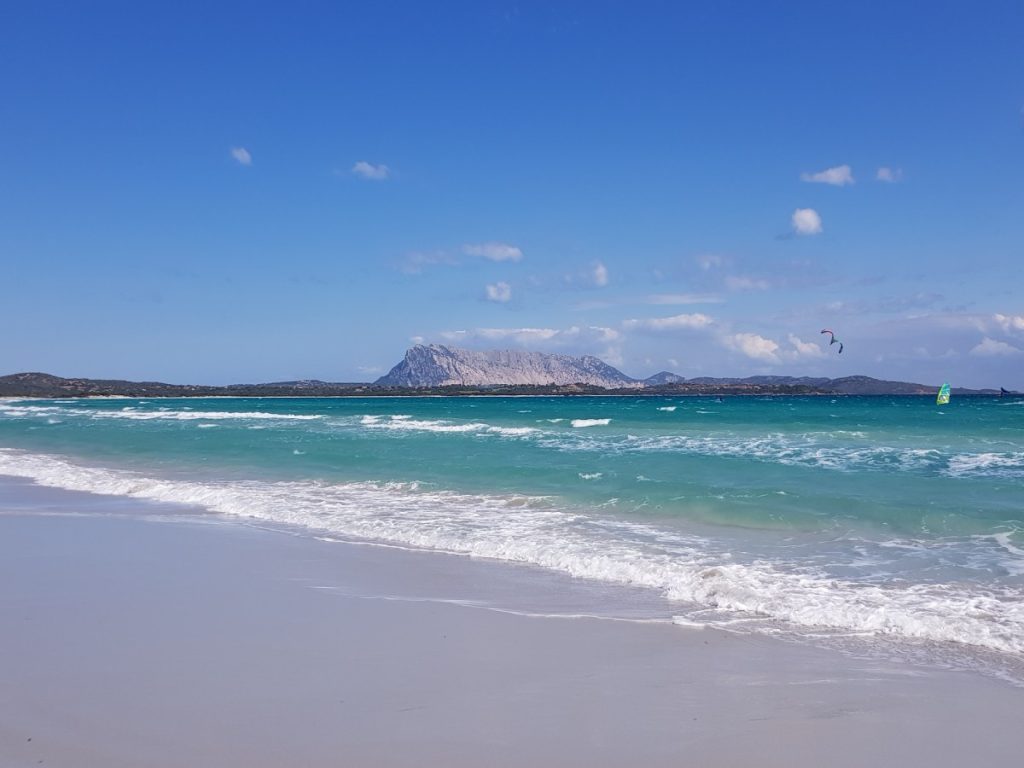 ein langer Sandstrand auf Sardinien