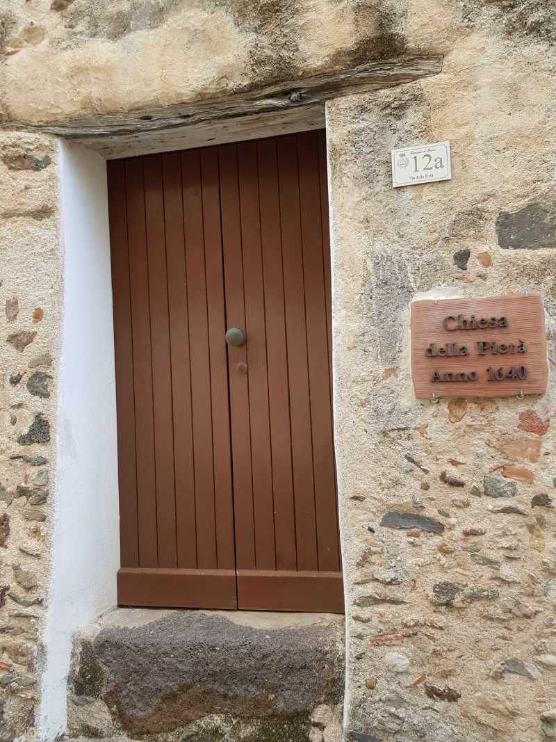 Alte Kirchentüre in Sardinien