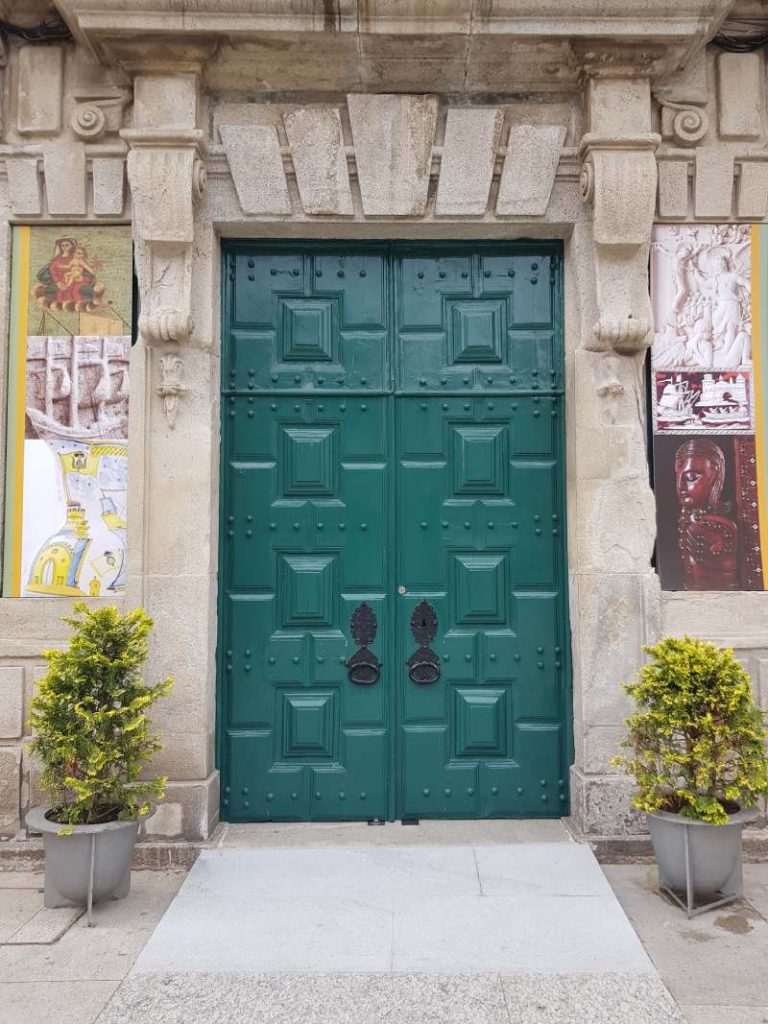 eine türkis gestrichene, massive Eingangstür in Portugal