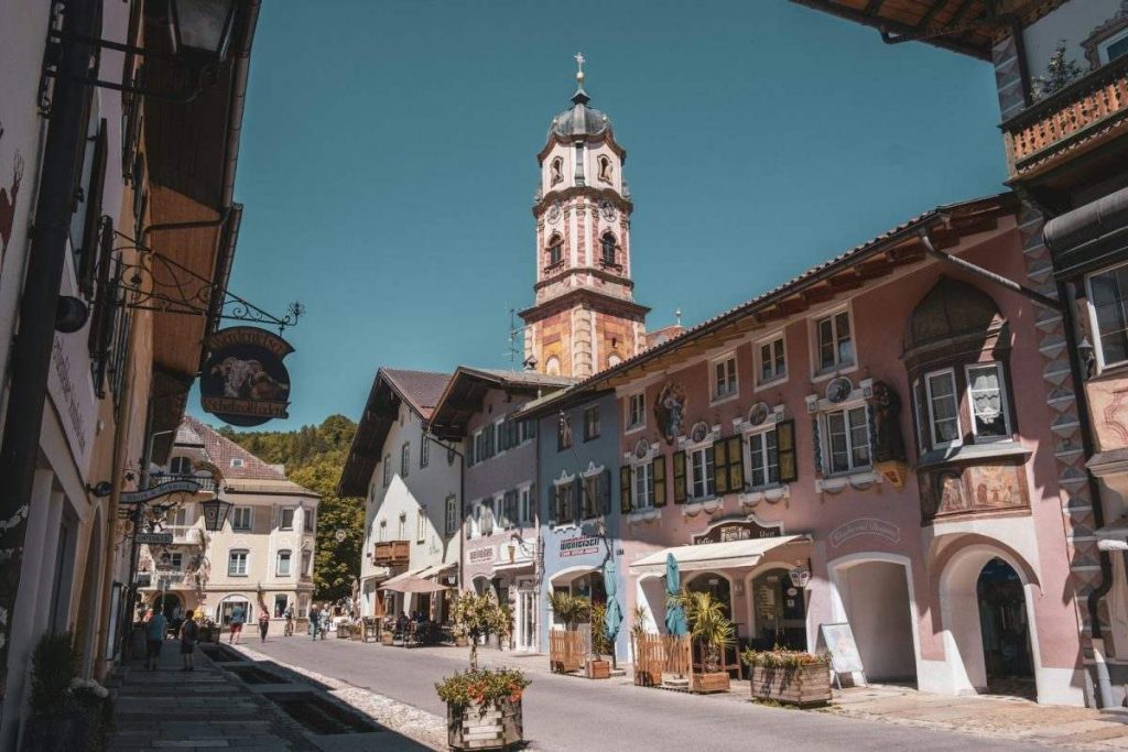 eine Straße in einem süddeutschen Dorf mit schönen Fenstern