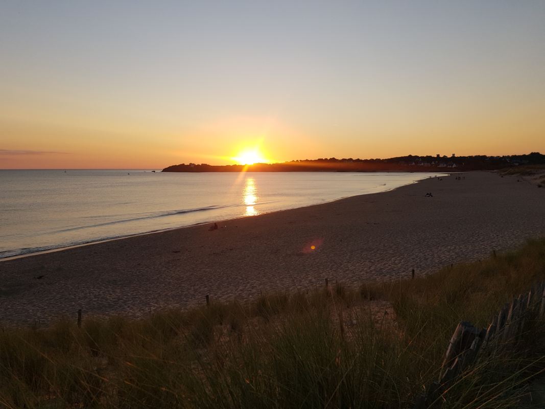Sonnenuntergang an einem Strand in der Bretagne